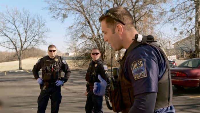 نقد و بررسی سریال برنامه زنده پلیس محصول سال 2016 | چی‌بینو