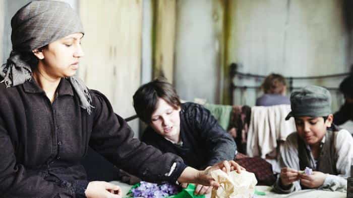 نقد و بررسی سریال خانه‌های فقیرنشین دوره ویکتوریایی (2016)