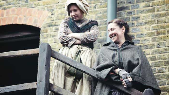 نقد و بررسی سریال خانه‌های فقیرنشین دوره ویکتوریایی (2016)