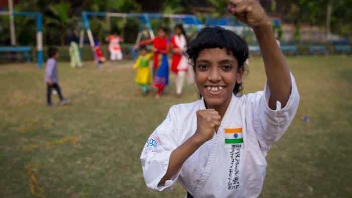 نقد و بررسی فیلم دختر متصل محصول سال 2016 | چیبینو