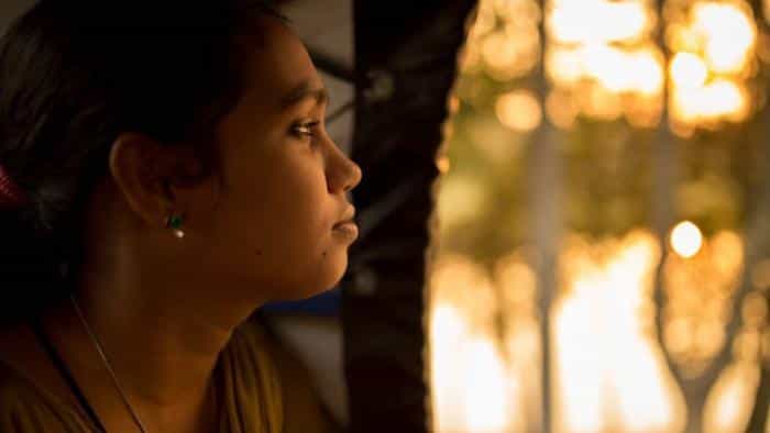 نقد و بررسی فیلم دختر متصل محصول سال 2016 | چیبینو