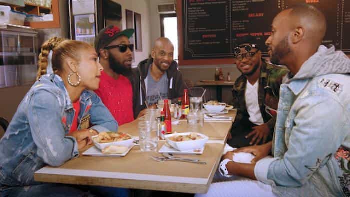 نقد و بررسی سریال در همسایگی هود با جیمز دیویس (2017)