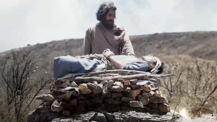 نقد و بررسی فیلم فرزندِ پسرِ یگانه‌اش (2023) | چی‌بینو