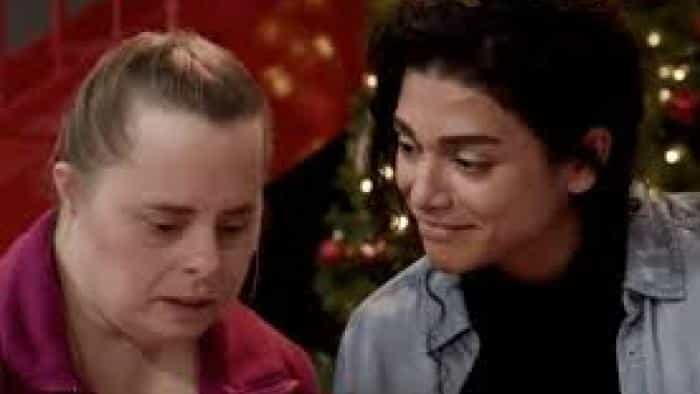 نقد و بررسی فیلم زنگوله‌های کریسمس محصول سال 2022 | چی‌بینو