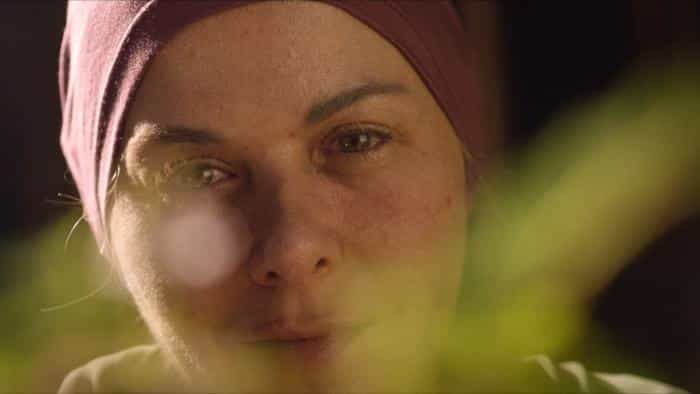 نقد و بررسی فیلم شکاف تاریک محصول سال 2020 | چی‌بینو