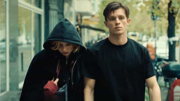 نقد و بررسی فیلم من کارل هستم. محصول سال 2021 | چی‌بینو