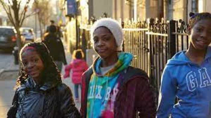 نقد و بررسی فیلم خواهران در مسیر محصول سال 2021 | چی‌بینو