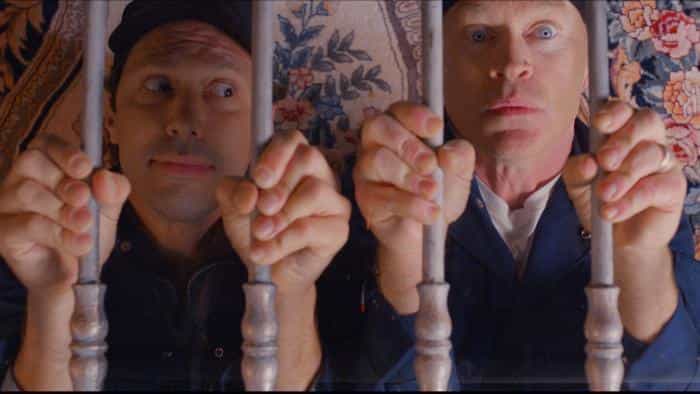 نقد و بررسی فیلم تعطیلات با چاشنی هیجان (2023) | چی‌بینو