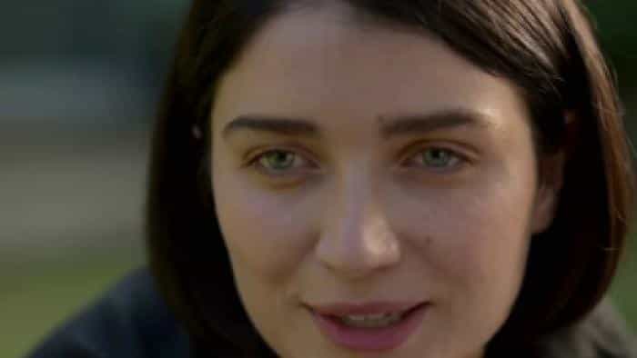 نقد و بررسی سریال آنچه در پس نگاهش نهفته است (2021)