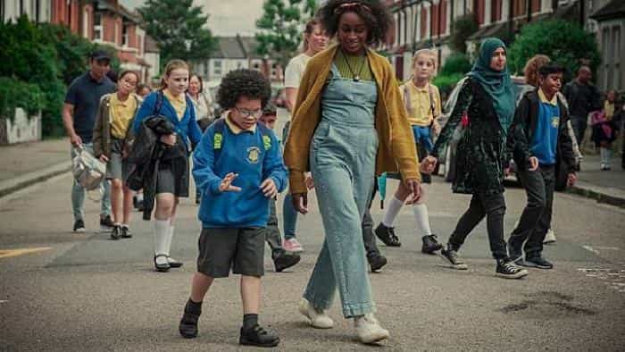 نقد و بررسی سریال آنچه در پس نگاهش نهفته است (2021)