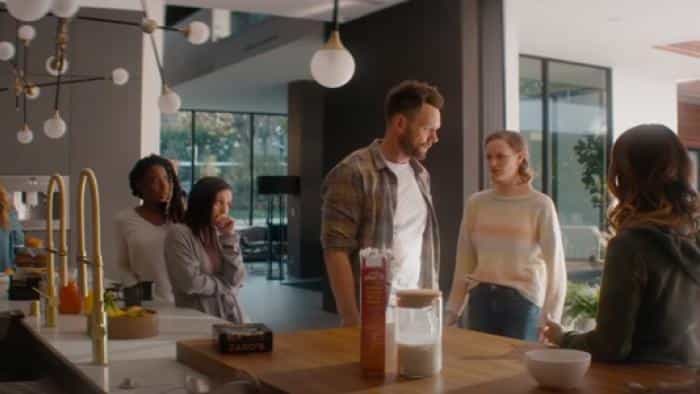 نقد و بررسی فیلم خوشحالانه محصول سال 2021 | چیبینو