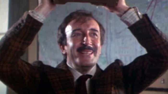 نقد و بررسی فیلم دنبالهی پلنگ صورتی (1982) | چیبینو
