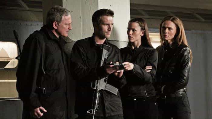 نقد و بررسی سریال نام مستعار محصول سال 2001 | چیبینو