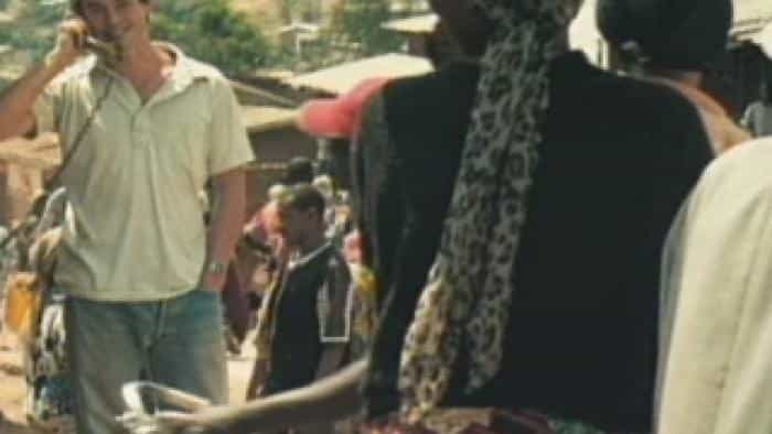 نقد و بررسی فیلم تیراندازی به سگها محصول سال 2005 | چیبینو