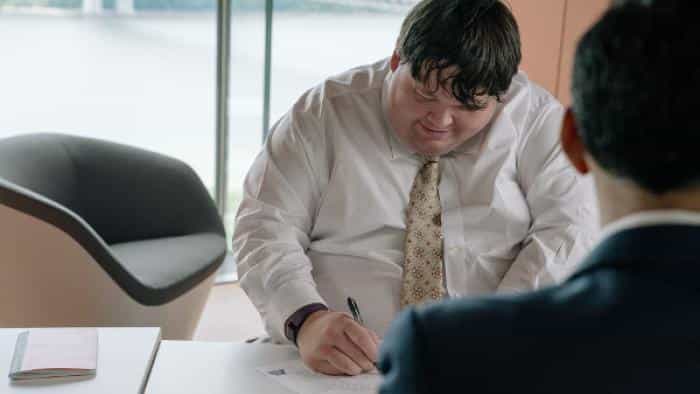 نقد و بررسی سریال افراد شایسته محصول سال 2019 | چیبینو