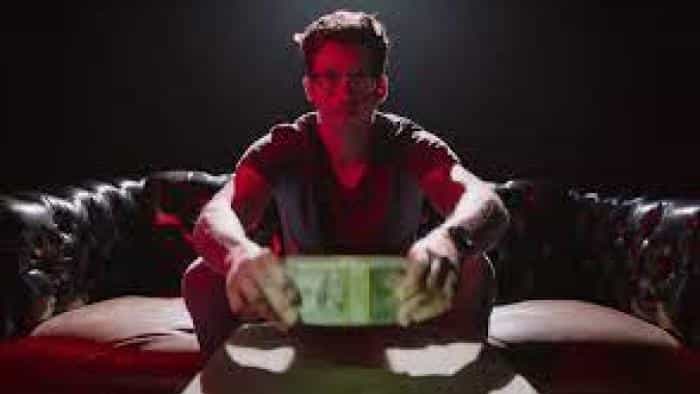 نقد و بررسی سریال نسل کلاهبرداری محصول سال 2021 | چیبینو