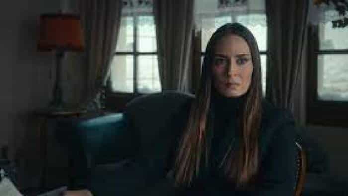 نقد و بررسی سریال ما از چه کسی فرار میکردیم؟ (2023)