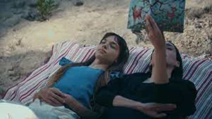 نقد و بررسی سریال ما از چه کسی فرار میکردیم؟ (2023)