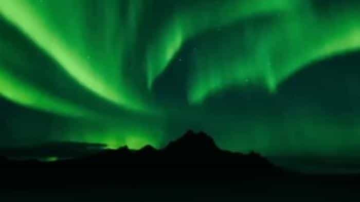 نقد و بررسی فیلم از تاریکی بیرون محصول سال 2022 | چیبینو