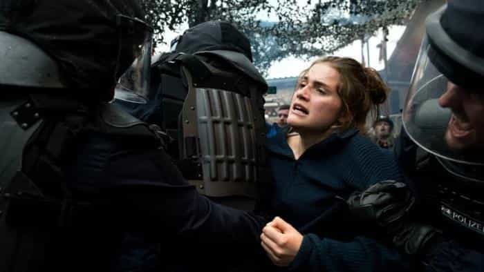 نقد و بررسی فیلم و فردا جهان محصول سال 2020 | چیبینو